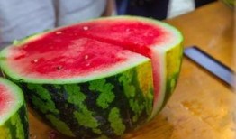 大学情侣吃瓜盘点,那些年我们一起吃过的“甜蜜瓜”