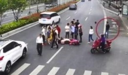 男子吃瓜围观车祸,男子吃瓜围观，引发网友热议