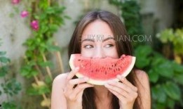 夏天孩子吃瓜文案,宝贝们的甜蜜瓜果盛宴