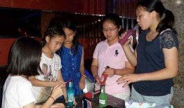 星巴克女孩吃瓜