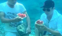 水下吃瓜男孩