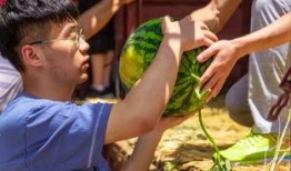 大学情侣吃瓜盘点,那些年我们一起吃过的“甜蜜瓜”