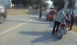 男子吃瓜围观车祸,男子吃瓜围观，引发网友热议