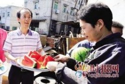 工人车间吃瓜,工人夏日消暑新风尚