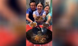 村里老嫂子吃瓜