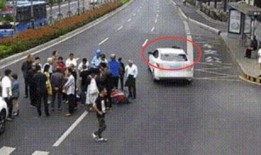 男子吃瓜围观车祸,男子吃瓜围观，引发网友热议