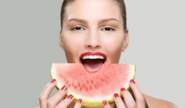 美女高清吃瓜图片大全,美女们吃瓜的瞬间魅力