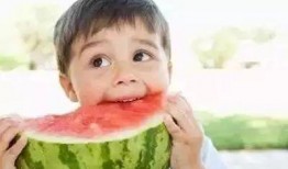 天气热吃瓜的人,吃瓜消暑乐无边