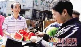 工人车间吃瓜,工人夏日消暑新风尚