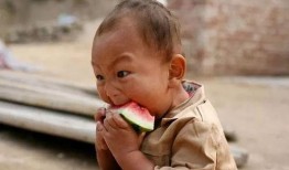 老人宝宝吃瓜,老人与宝宝共享夏日清凉时光