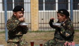 台军官情侣吃瓜,揭秘军中恋情背后的故事