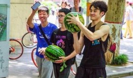 高校亭子吃瓜视频,高校学子夏日休闲新风尚