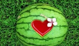 天气热吃瓜的人,吃瓜消暑乐无边