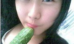 吃瓜群众吃黄瓜素材